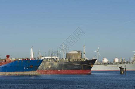 停泊在鹿特丹港的两艘大船图片