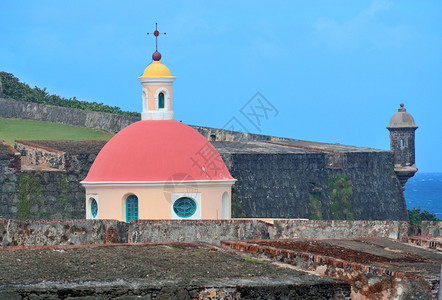 老圣胡安海景与建筑物背景图片
