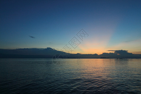 戏剧热带日落天空和黄昏的大海图片