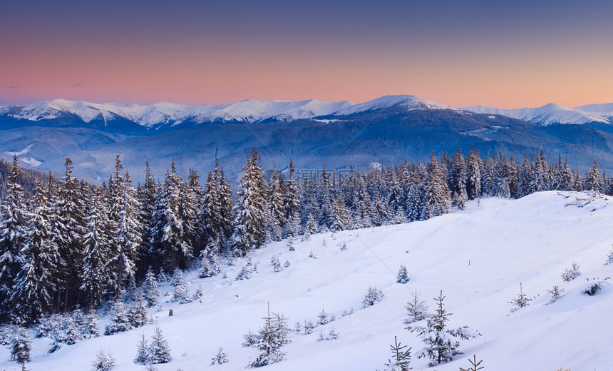 冬天在一个寒冷的早晨在山上日出山房图片