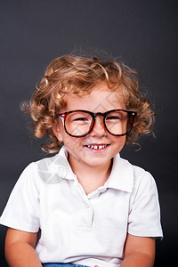 戴眼镜的孩子肖像图片