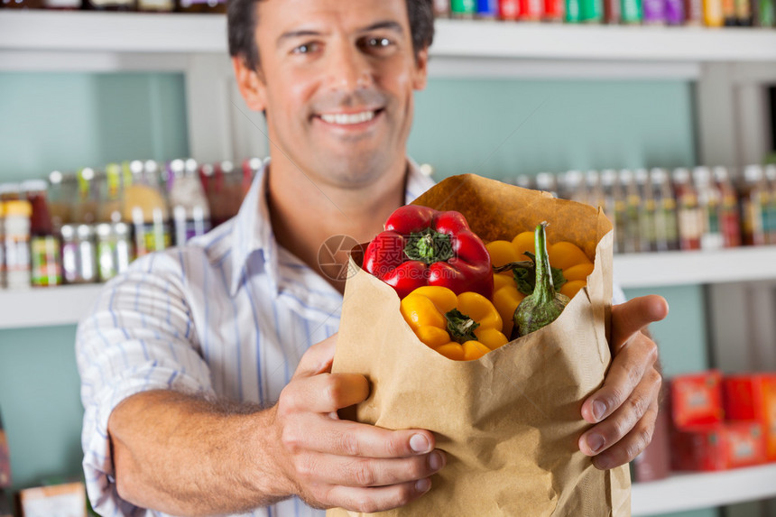 中成年男客户在超市用纸袋显图片