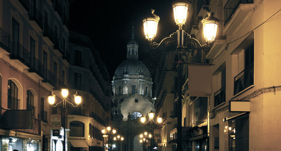 西班牙萨拉戈萨市的夜景图片