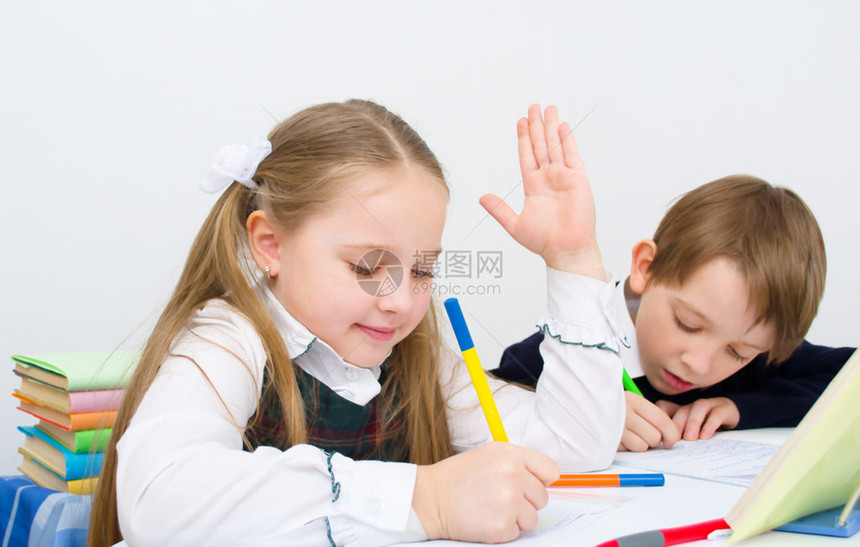 小学生在作业簿上写字图片