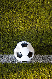 人造草坪室内足球场白线上的球图片