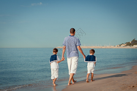 海边幸福家庭的肖像户外图片