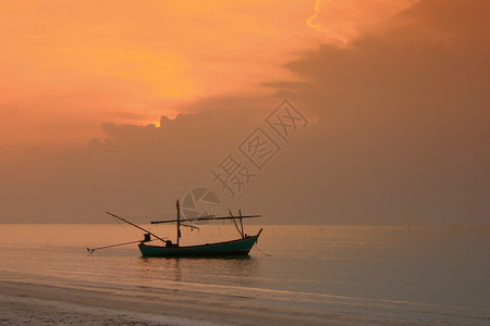 渔船和海滩的日落图片
