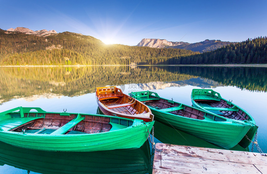 山地湖泊和船只水的反射图片