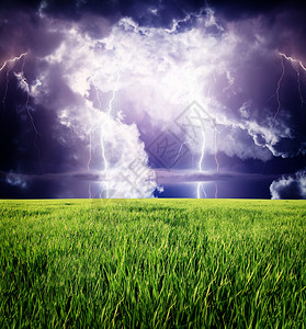 雷暴与绿色草地上的闪电图片