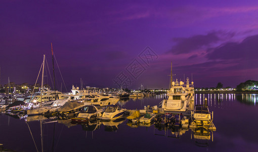 日落时分游艇码头在香港金海图片