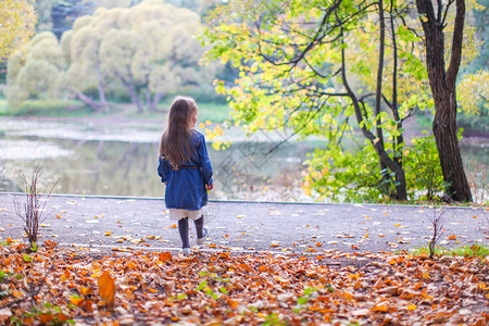 可爱的小女孩在湖边一个美丽的图片