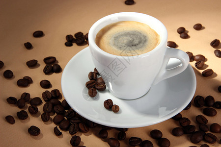 米色背景的咖啡豆咖啡图片
