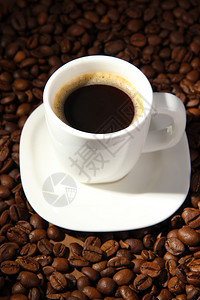 咖啡豆背景上的一杯咖啡图片