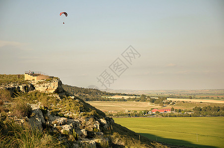 滑翔伞飞越山脉图片