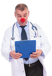 装扮成小丑的假医生因为他无法忍受治疗结果而感到疑神鬼地表背景图片