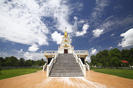 泰国的寺庙和清凉的蓝天图片