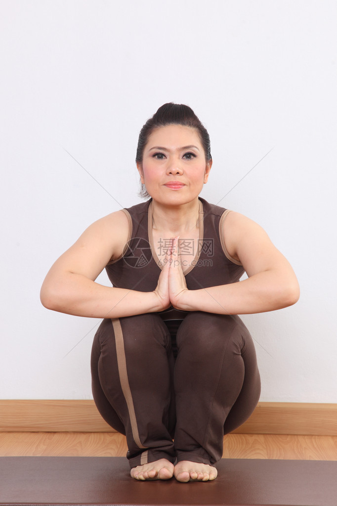 做瑜伽运动的女人图片
