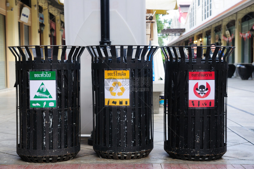 黑色公共回收桶由铁图片