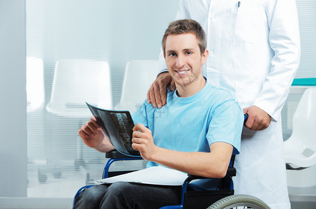 男护士推着她的残疾病人坐在轮椅上图片