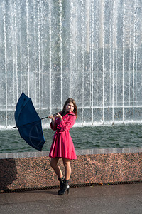 身穿红色雨衣带伞的图片