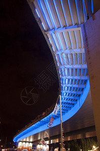 夜间被河照亮的桥图像图片