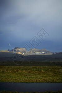 Dyrfjol山横跨冰图片