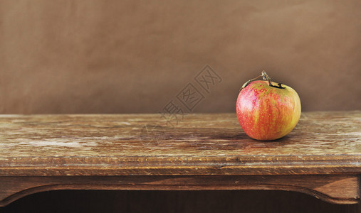 棕色背景上的苹果图片