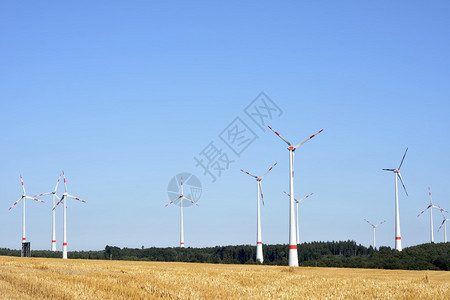 利用风力发电创造替代能源图片