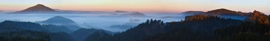 查看到秋深雾谷在波希米亚的公园欧洲从雾背景增加木和丘陵色彩斑斓的天空地平线以上图片