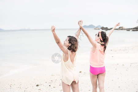 女人在海边沙图片