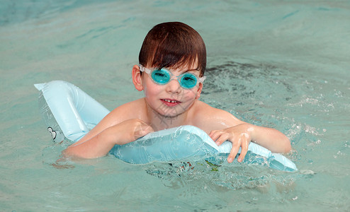 男孩在游泳池里游泳图片