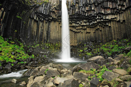 Svartifos瀑布和Bas图片