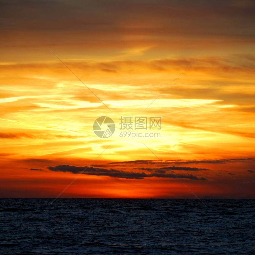 海中色彩斑斓的夕阳图片