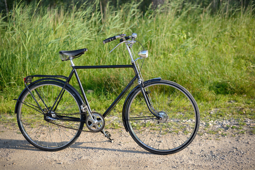 农村地区公路上老式土丘古型旧自行车浅图片