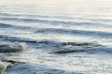 冰冻的海景海浪撞图片