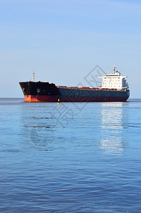 海 货船货船在静水中航行背景