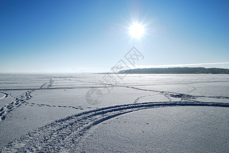 冬天结冰的湖面上的太阳图片
