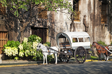 马在尼拉历史悠久的Intramuros等观光客图片