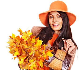 拿着橙叶和手提包的女人秋季时尚图片