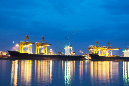 黄昏的港口货物图片