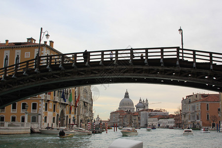每天对威尼斯运河和建图片