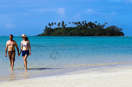 在库克群岛拉罗通加的穆里海滩环礁上散步图片