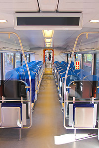 旅客列车厢里的一排座位图片