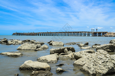 石头和桥与蓝天图片