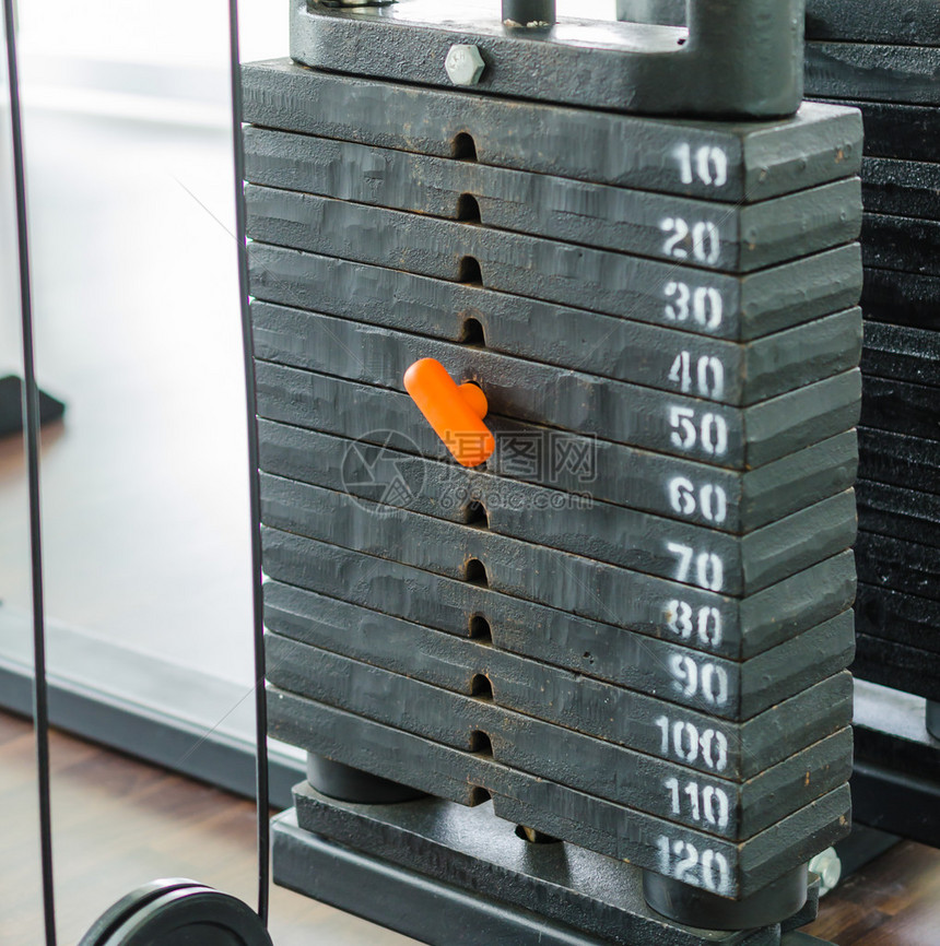 在健身房锻炼的重量板图片