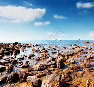 美丽的风景与岩石海滩图片