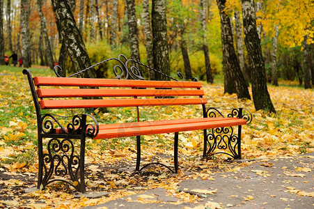 秋天红色长凳在公园图片
