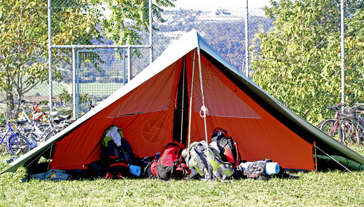 童子军营和背包的大帐篷图片