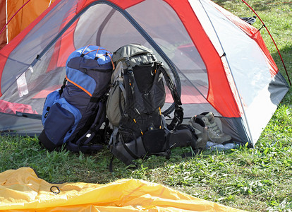 在冒险之旅中坐在帐篷上方的徒步图片