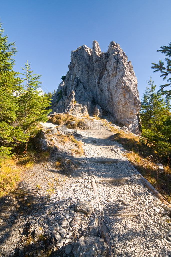 从这条路上看山的景象岩石上有观光图片